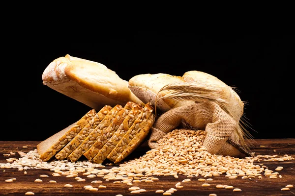 Pan al horno sobre mesa de madera —  Fotos de Stock