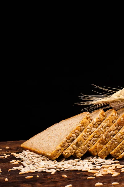 Ahşap masa üzerinde pişmiş ekmek — Stok fotoğraf