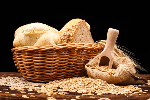 Pão assado na mesa de madeira — Fotografia de Stock