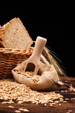 ahşap masa üzerinde pişmiş ekmek