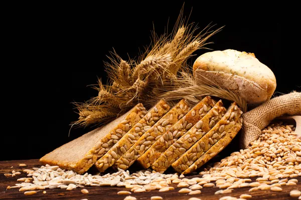 Pan al horno sobre mesa de madera — Foto de Stock