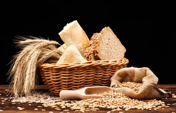 Upečený chléb na dřevěný stůl — Stock fotografie