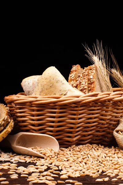 ขนมปังอบบนโต๊ะไม้ — ภาพถ่ายสต็อก
