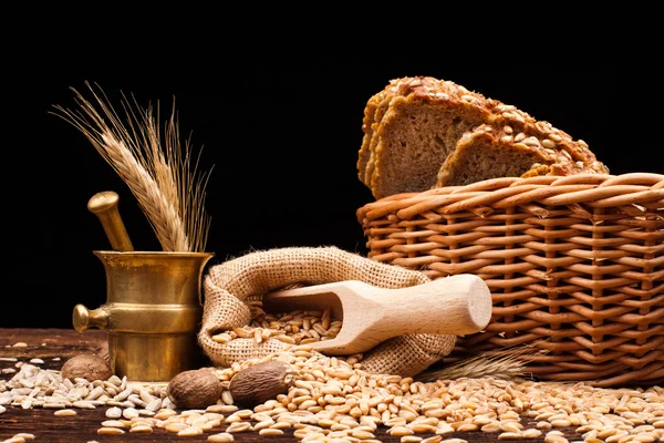 Sült kenyeret, fából készült asztal — Stock Fotó