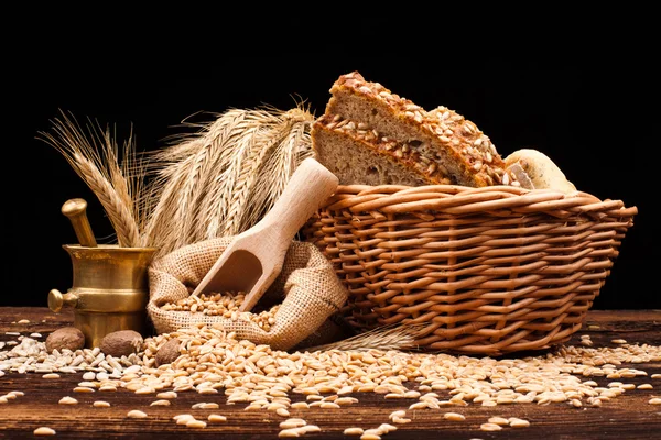 Pane al forno sul tavolo di legno — Foto Stock