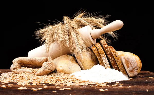 Nybakat bröd på träbord — Stockfoto