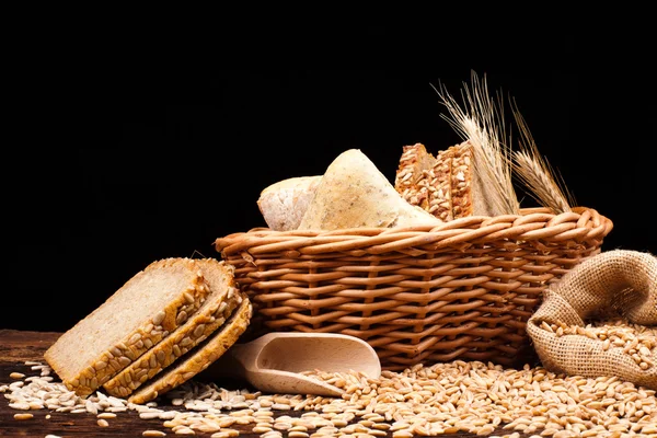 Pão assado na mesa de madeira — Fotografia de Stock