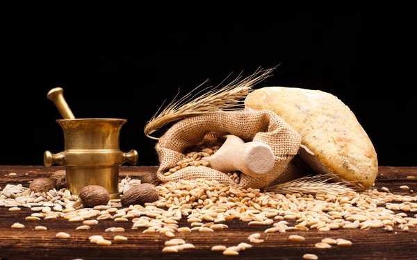 Nybakat bröd på träbord — Stockfoto