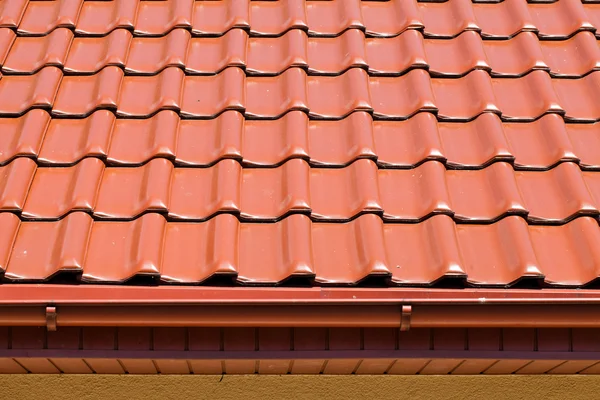 Nouvelles tuiles de toit rouge — Photo