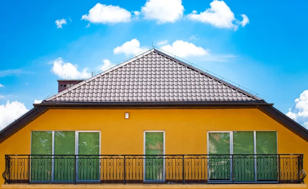 Rood dak met blauwe lucht — Stockfoto