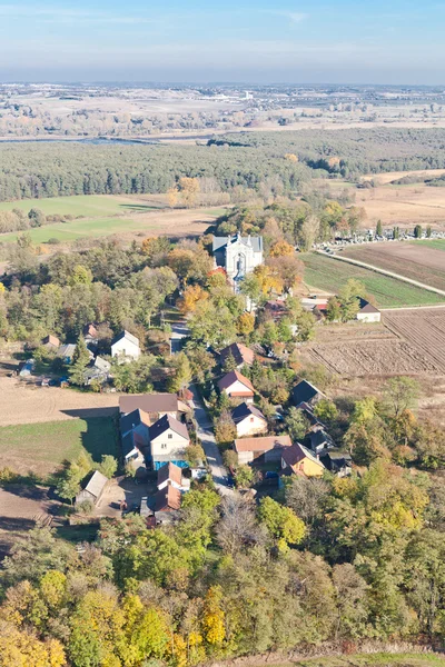 鸟瞰的教会在波兰平丘夫镇附近的村庄 mlodzawy — 图库照片