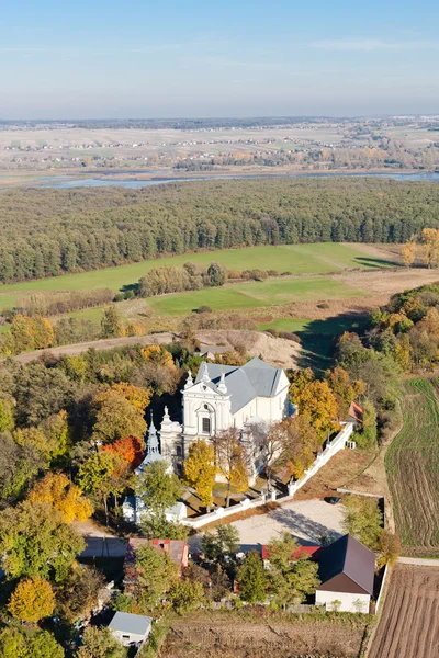 Luchtfoto van de kerk in het dorp mlodzawy in de buurt van pinczow stad in Polen — Stockfoto