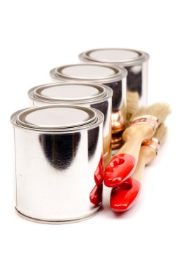 kutu üzerinde beyaz izole Boya fırçaları ile boyama