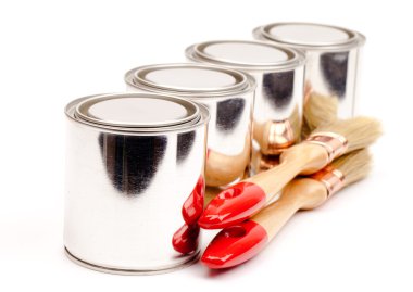 kutu üzerinde beyaz izole Boya fırçaları ile boyama