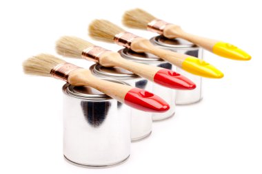 kutu üzerinde beyaz izole Boya fırçaları ile boyama