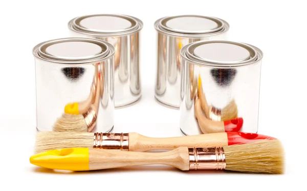 Latas de pintura con pinceles aislados sobre blanco — Foto de Stock