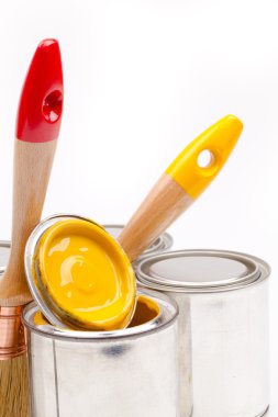 kutu üzerinde beyaz izole Boya fırçaları ile boyama