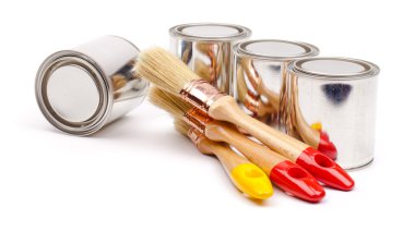 kutu üzerinde beyaz izole Boya fırçaları ile boyama