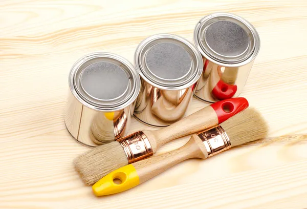 Latas de pintura con pinceles aislados sobre blanco —  Fotos de Stock