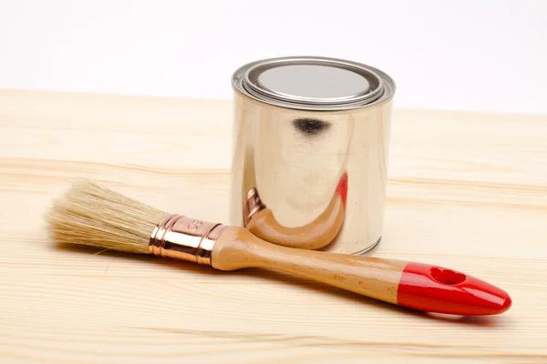 Boîtes de peinture avec pinceaux isolés sur blanc — Photo