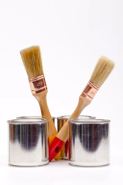 Latas de pintura con pinceles aislados sobre blanco —  Fotos de Stock