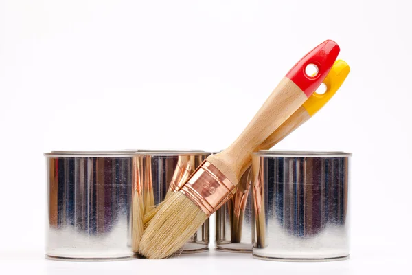 Boîtes de peinture avec pinceaux isolés sur blanc — Photo