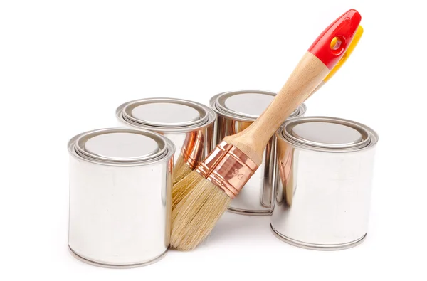 Latas de pintura con pinceles aislados sobre blanco — Foto de Stock