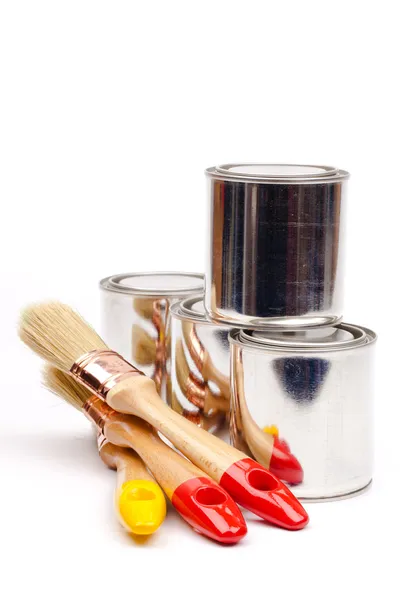 Latas de tinta com pincéis isolados sobre branco — Fotografia de Stock