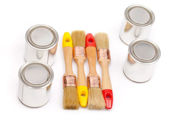 Latas de pintura con pinceles aislados sobre blanco —  Fotos de Stock