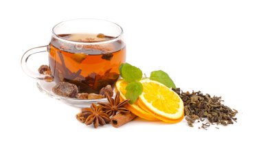 Beyaz üzerine izole edilmiş bir fincan çay
