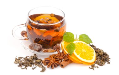 Beyaz üzerine izole edilmiş bir fincan çay