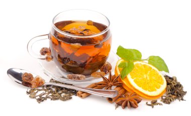 Beyaz üzerine izole edilmiş bir fincan çay