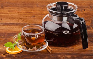 Beyaz üzerine izole edilmiş bir fincan çay
