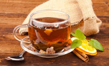 Beyaz üzerine izole edilmiş bir fincan çay