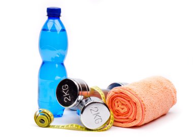 Fitness Ekipmanları ve sağlıklı gıda üzerine beyaz izole