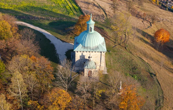 Luchtfoto van Heilige anna is kapel in de stad pinczow, Polen — Stockfoto