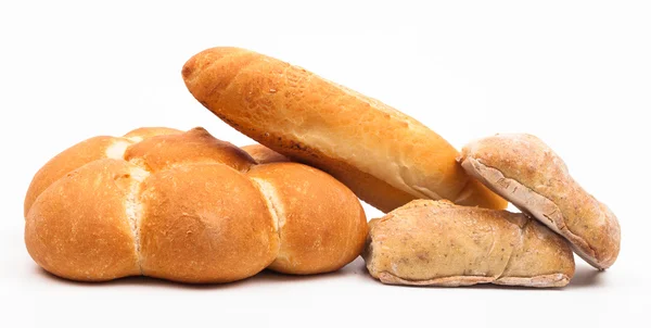 Различные хлеба изолированы на белом — стоковое фото