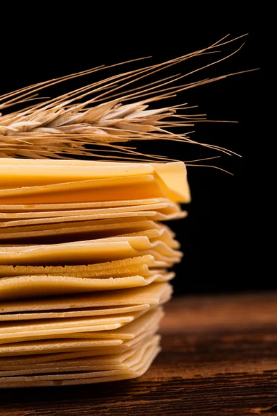 Pâtes sur table en bois et fond noir — Photo