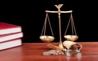 Hukuk kitapları, para, Büyüteç ve adaletin terazisi