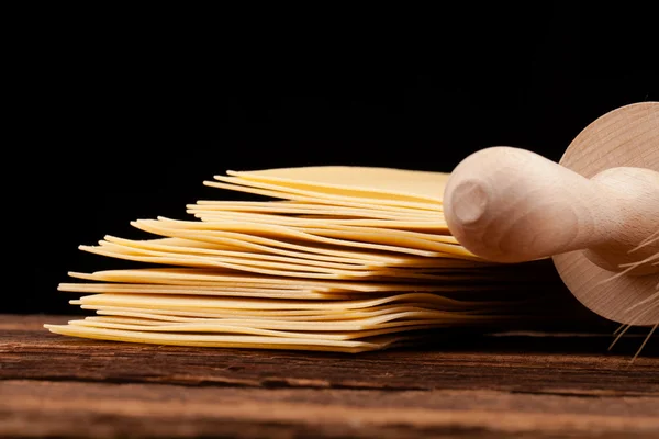 Pâtes sur table en bois et fond noir — Photo