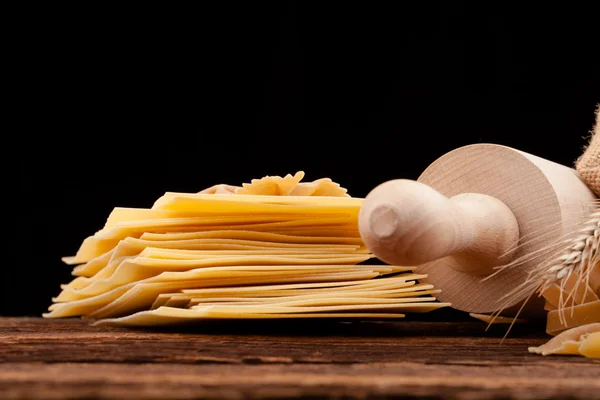 Pasta auf Holztisch und schwarzem Hintergrund — Stockfoto
