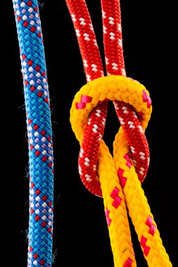 ip düğümü siyah arkaplanda izole edildi