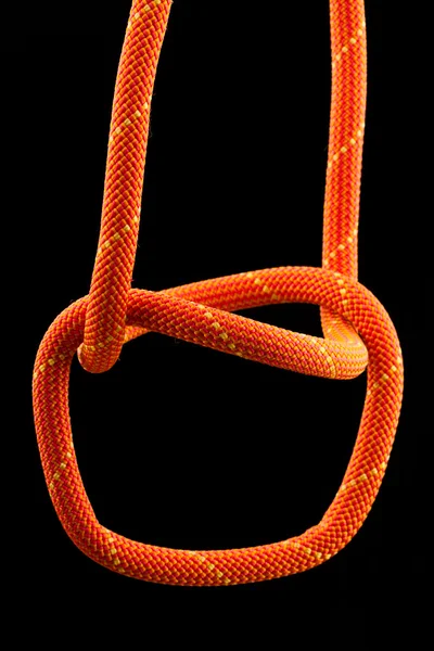 黒の背景に隔離されたロープ結び — ストック写真