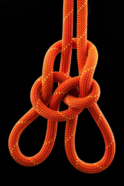 Верёвочный узел на чёрном фоне — стоковое фото