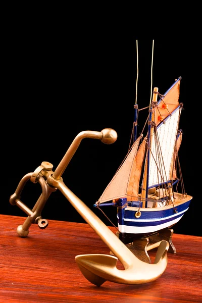 Старий морський якір і яхта — стокове фото