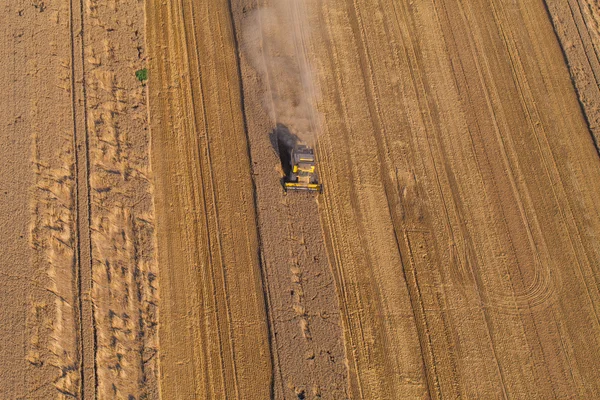 Luftaufnahme eines Mähdreschers auf Erntefeldern — Stockfoto