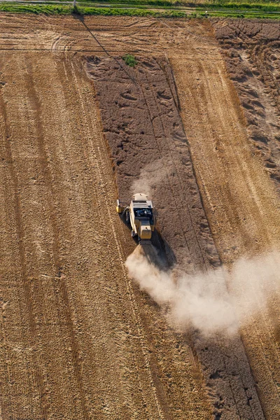 Luchtfoto van combineren op oogst velden — Stockfoto