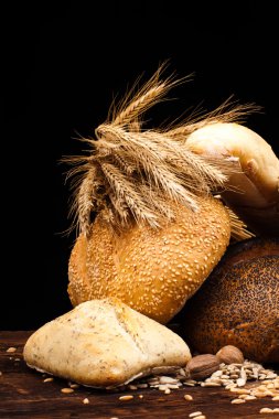 ahşap masa üzerinde pişmiş ekmek