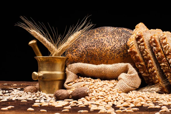 Pan, mortero y trigo horneados — Foto de Stock