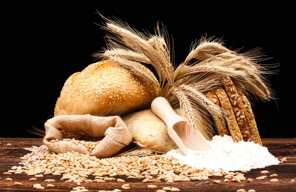 Sortiment upečeného chleba izolovaných na bílém pozadí — Stock fotografie